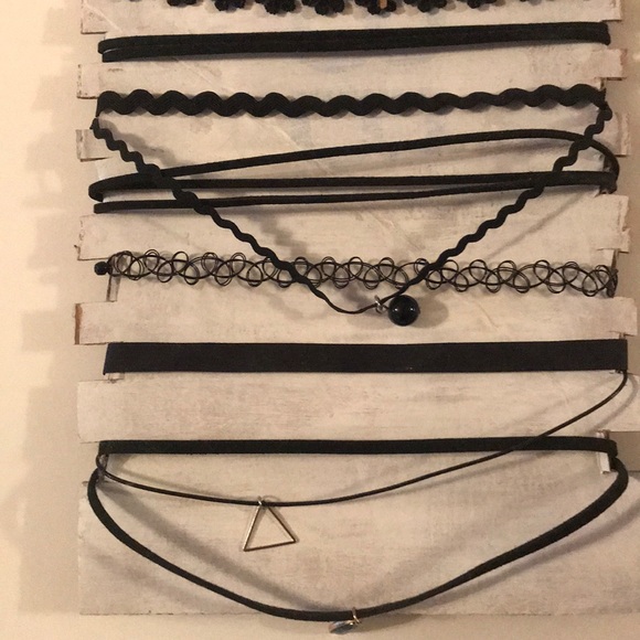 Choker Neckace - Picture 3 of 3